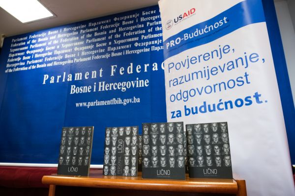 Održana izložba portreta žrtava rata „Lično“ u Federalnom Parlamentu