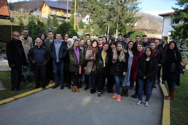 Zajednička poruka iz Zavidovića: Palimo kandilje, svijeće i lampice, samo da ne bude mrak